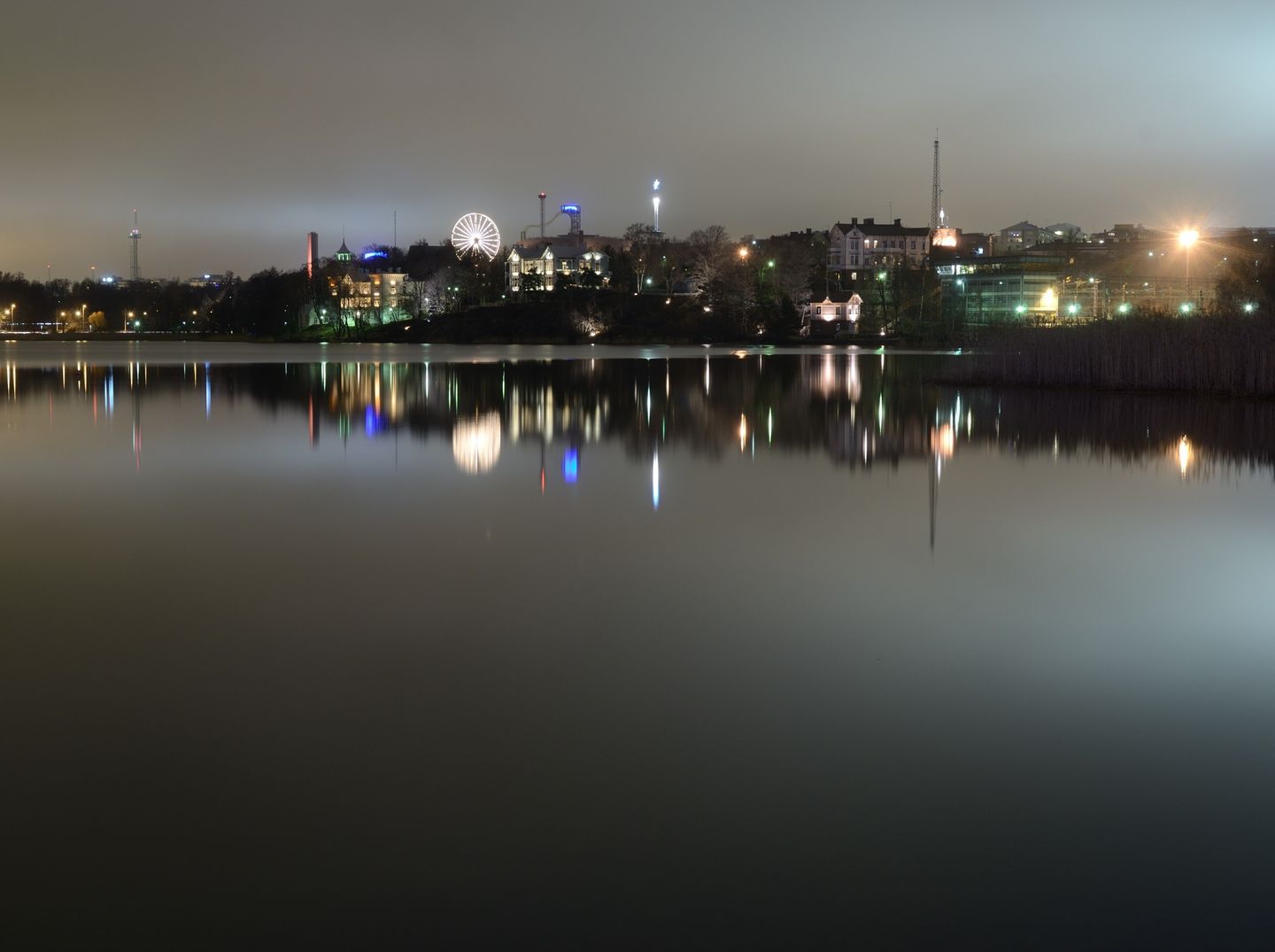 Töölönlahti iltavalaistuksessa