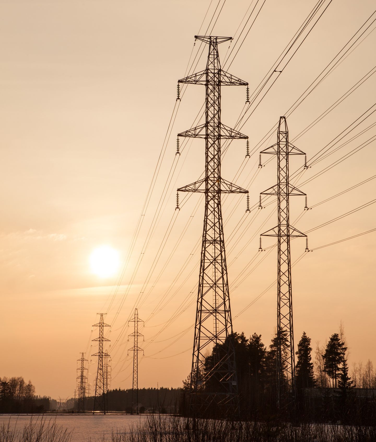 voimalinjat auringonlaskussa