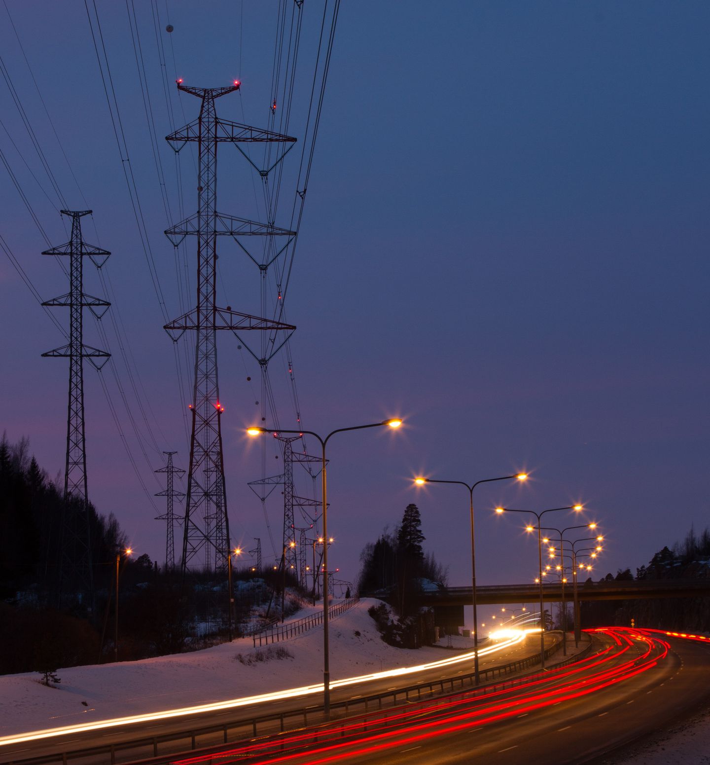 voimalinjat moottoritien varrella